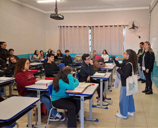 Cursos tcnicos do Colgio Joo Paulo II so divulgados em escolas da regio